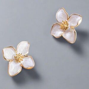 White flower stud earrings M63